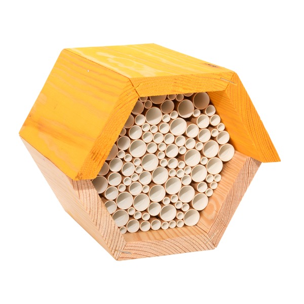 이 꿀벌호텔은 비나 바람에서 꿀벌을 보호하는 역할을 하며, 월동 공간으로도 활용 될 수 있습니다.